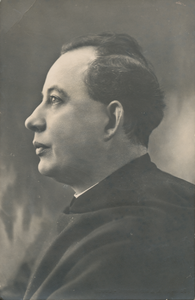 879217 Portret van Sebastianus van Nuenen (1898-1966), directeur van het Franciscus Liefdewerk en vanaf 1932 tot 1946 ...